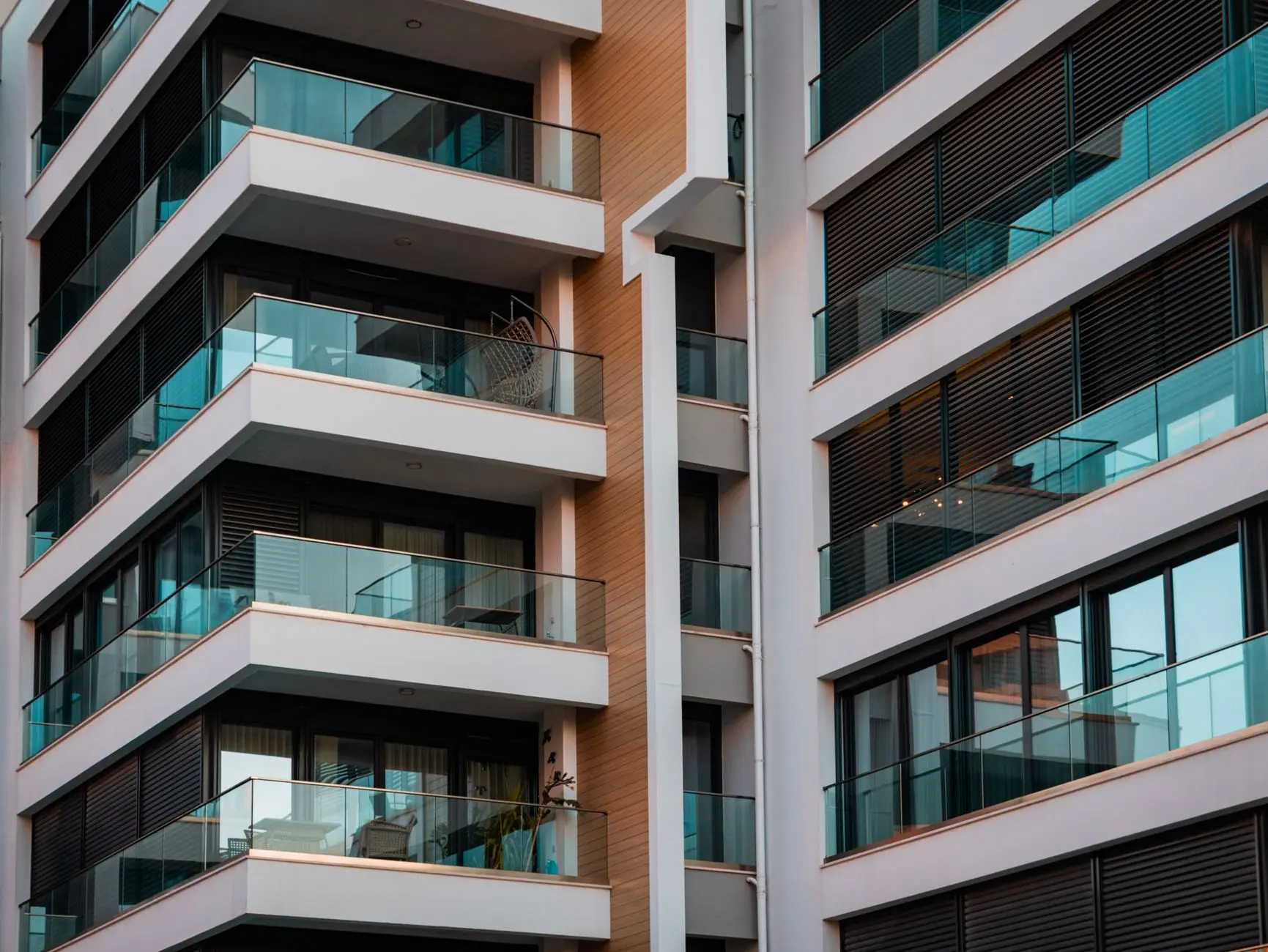 Arquitectura contemporánea que muestra balcones de vidrio y diseño elegante.