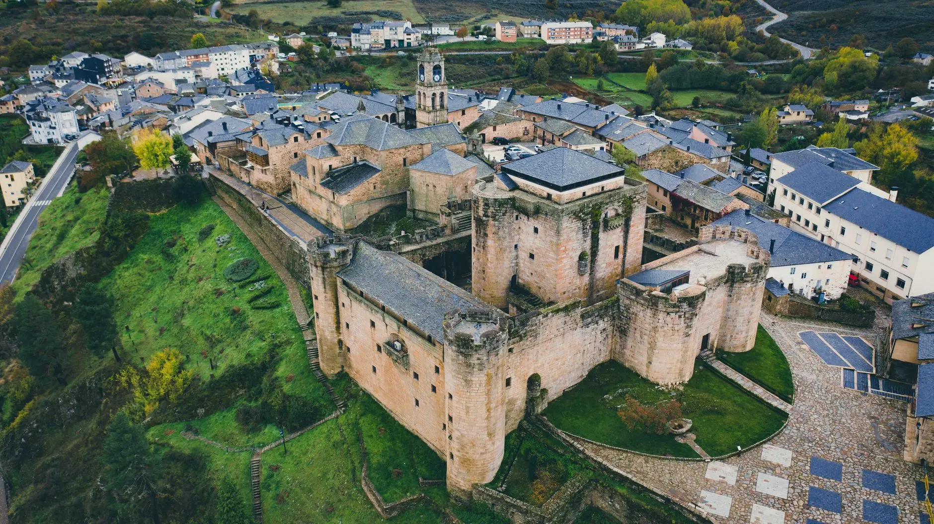 Una impresionante vista aérea del histórico Castillo de Puebla de Sanabria en Castilla y León, España.