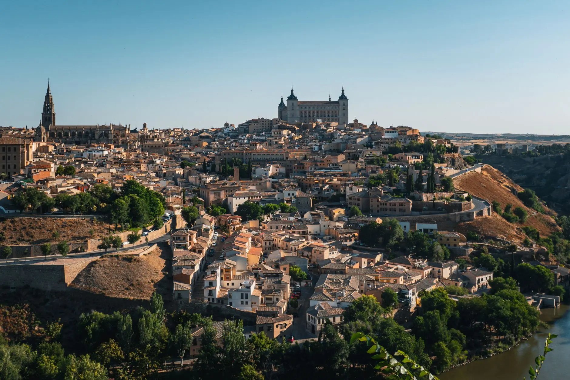 Descubre la arquitectura histórica y los paisajes impresionantes de Segovia, España en esta vibrante toma aérea.