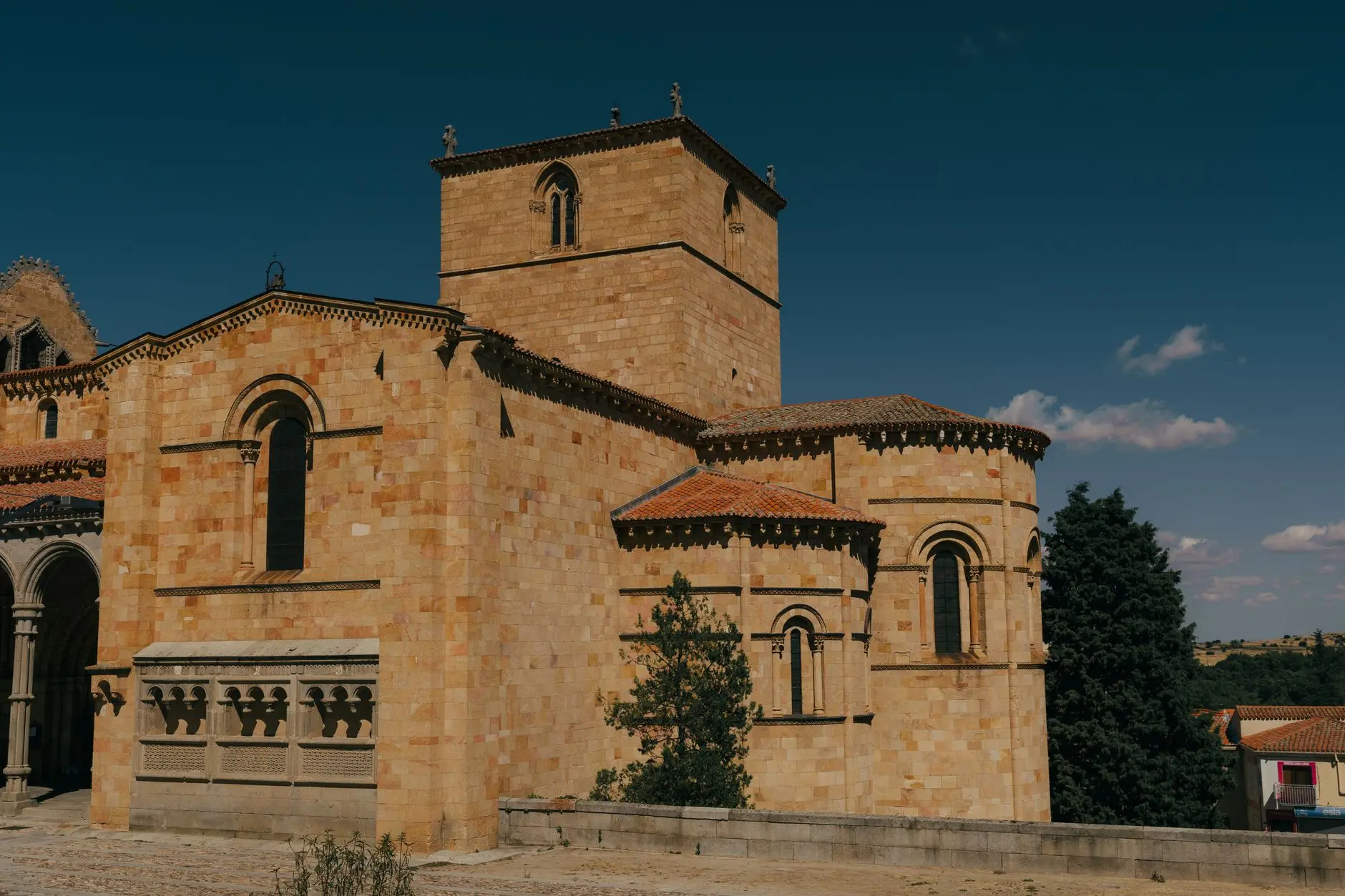 5 pueblos de Segovia a menos de 2 horas de Madrid con alojamiento rural disponible hoy por debajo de 60 euros 23 Merca2 Una hermosa iglesia románica en Ávila, España, que muestra su arquitectura histórica bajo un cielo azul despejado.