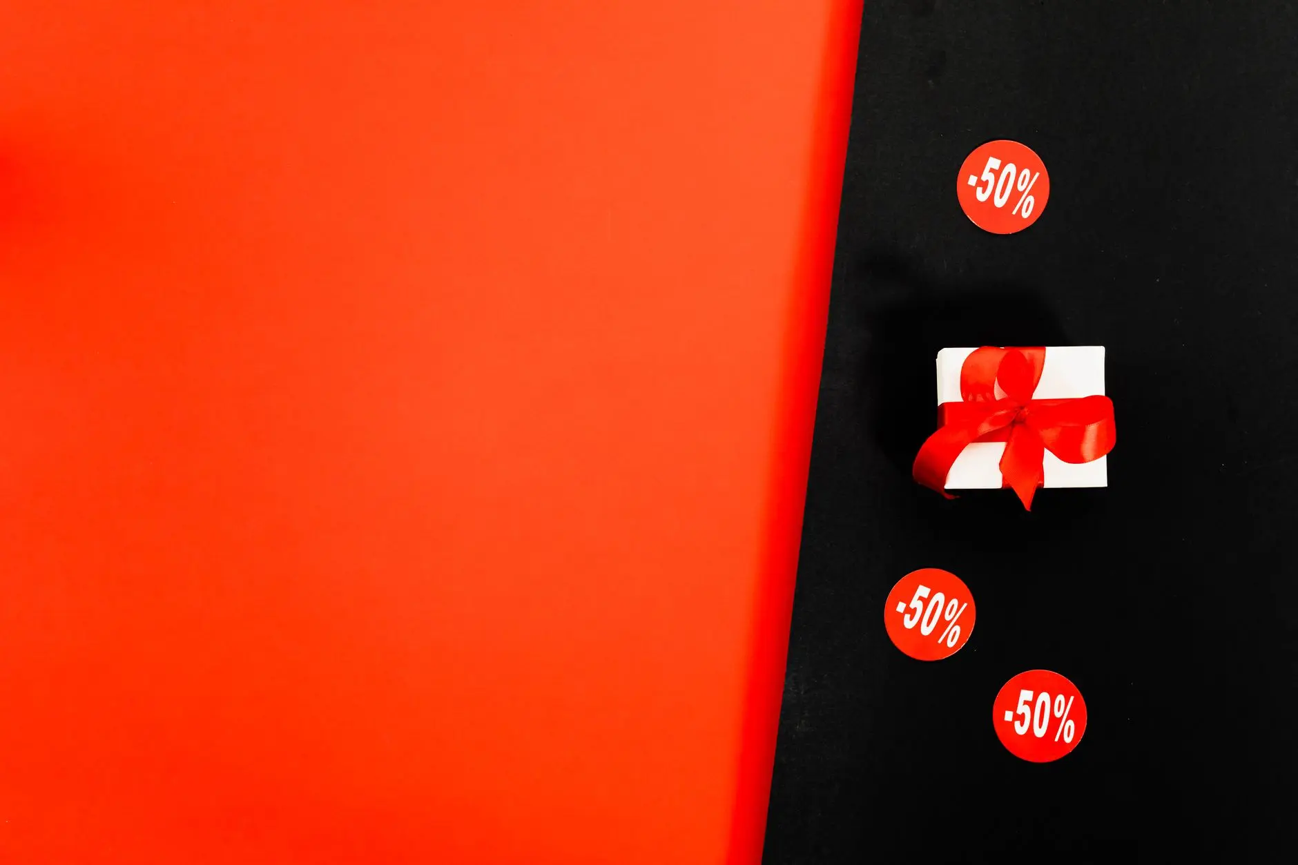 Aprovecha un 50% de descuento con una elegante caja de regalo en un fondo de venta del Black Friday.