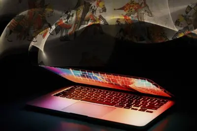 Un portátil iluminado aparece bajo figuras medievales ilustradas sobre un fondo oscuro.