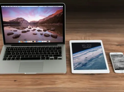 Portátil, tableta y teléfono sobre madera Apple sube precios M6