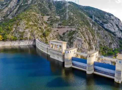 Presa de Alcolea y embalse entre montañas Presa de Alcolea y embalse de agua rodeados por montañas rocosas