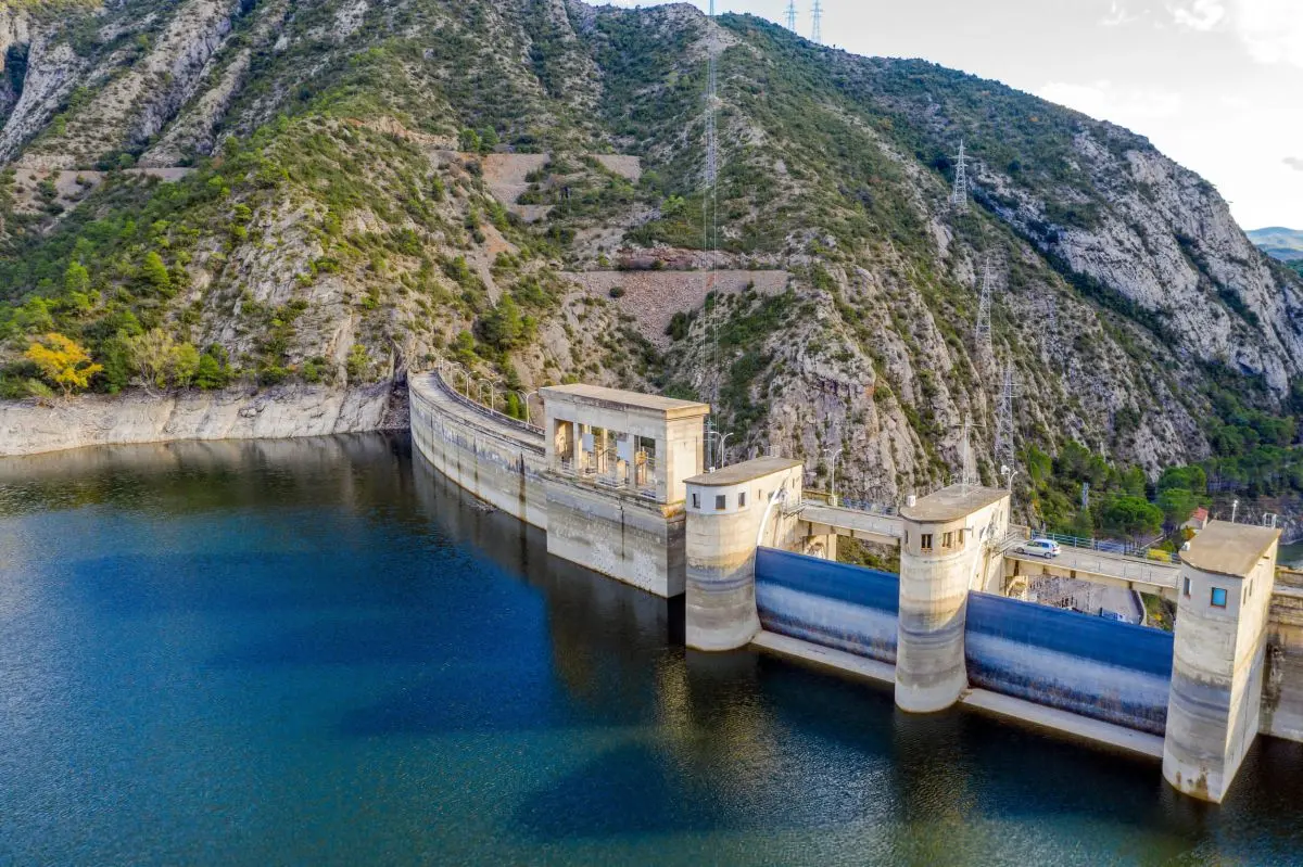Presa de Alcolea y embalse entre montañas Presa de Alcolea y embalse de agua rodeados por montañas rocosas