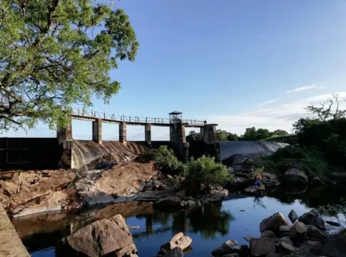 Presa sobre cauce rocoso embalses hidroeléctricos