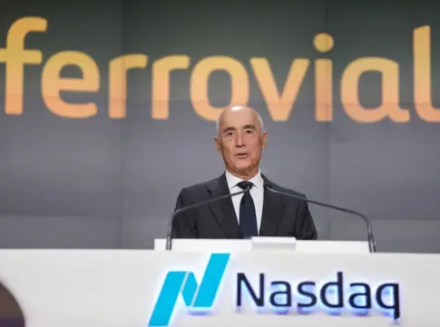 Rafael del Pino tras un atril, con los logotipos de Ferrovial y Nasdaq. Fuente: Agencias Rafael del Pino tras un atril, con los logotipos de Ferrovial y Nasdaq. Fuente: Agencias