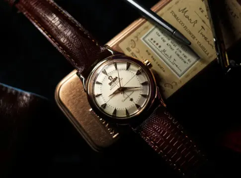 Reloj Blancpain sobre un estuche Blancpain reedición vintage