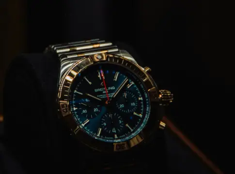 Reloj Breitling de esfera azul en primer plano Rolex Daytona precio