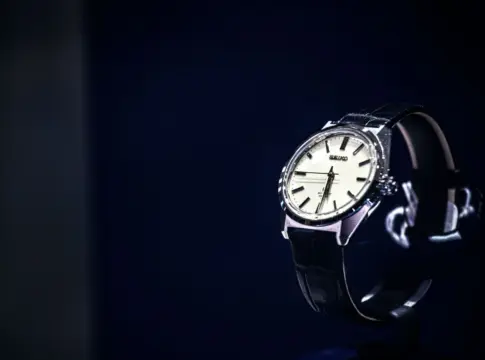 Reloj Seiko sobre fondo oscuro Glashütte Original