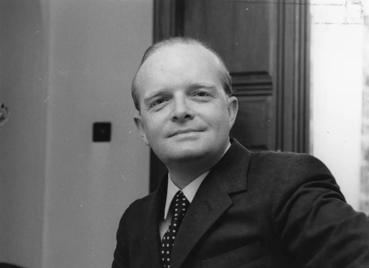 Retrato fotográfico en blanco y negro Retrato en blanco y negro de un hombre con traje y corbata.