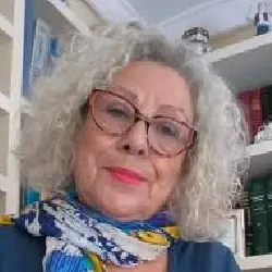 Retrato de mujer con cabello canoso Retrato de una mujer de cabello canoso y gafas, con pañuelo estampado.