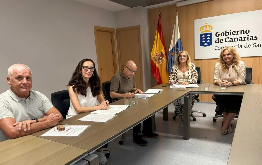 Cinco personas sentadas alrededor de una mesa en una sala de reuniones del Gobierno de Canarias.