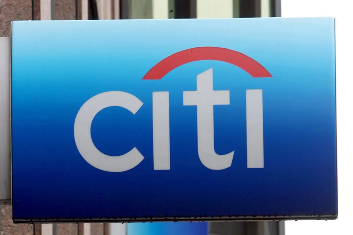 Rótulo azul con el logotipo blanco de Citi y un arco rojo.