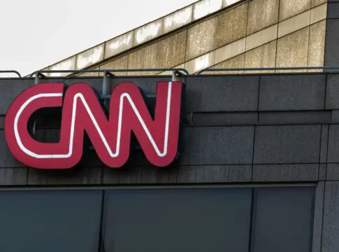 Rótulo de CNN en una fachada Meta rastreo webs medios