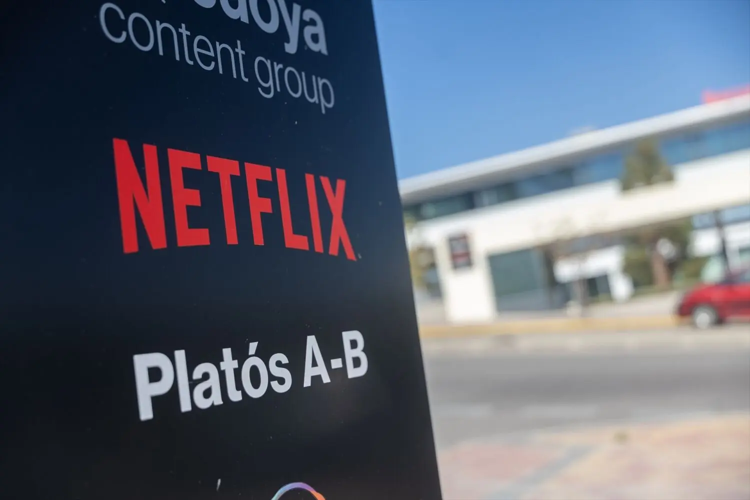 Rótulo de Netflix junto a los platós A-B, con un edificio al fondo.
