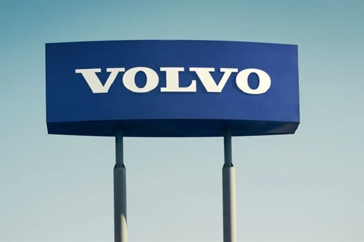Rótulo azul con el nombre Volvo Rótulo azul con el nombre Volvo en letras blancas, sostenido por dos postes.
