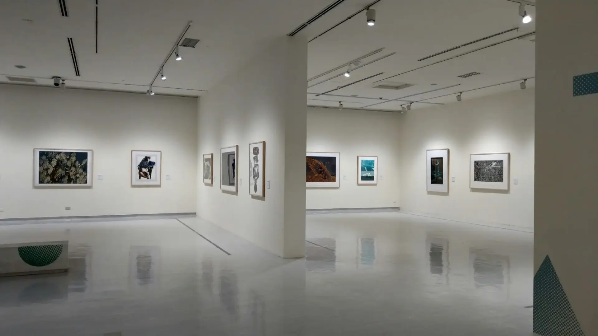 Sala de galería con obras enmarcadas Jogen Chowdhury fallece