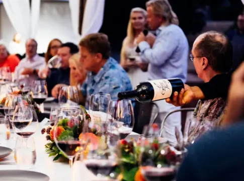 Servicio de vino durante una cena vino y salud