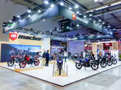 Stand de MACBOR con motocicletas expuestas Stand de MACBOR en una feria de motocicletas, con motos expuestas y visitantes.