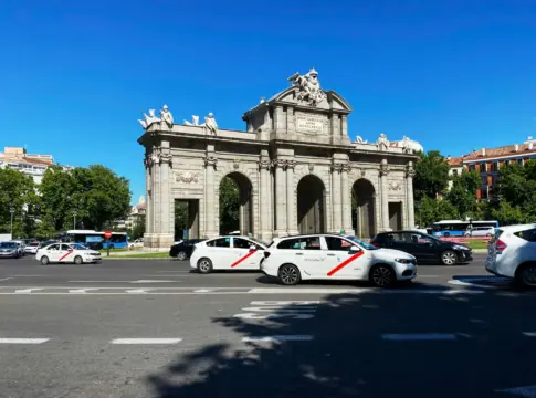 Taxis frente a la Puerta de Alcalá robotaxis España empleo