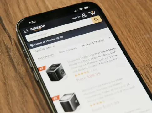 Aplicación de compras en un teléfono móvil comercio agéntico