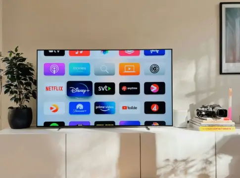 Televisor con aplicaciones de streaming YouTube Netflix audiencias