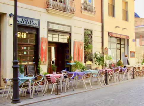 Terraza exterior de bares con mesas precio menú del día