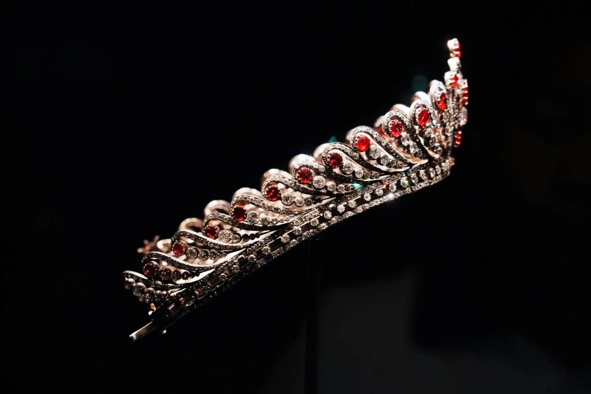 Tiara con piedras rojas y transparentes tiara real subasta