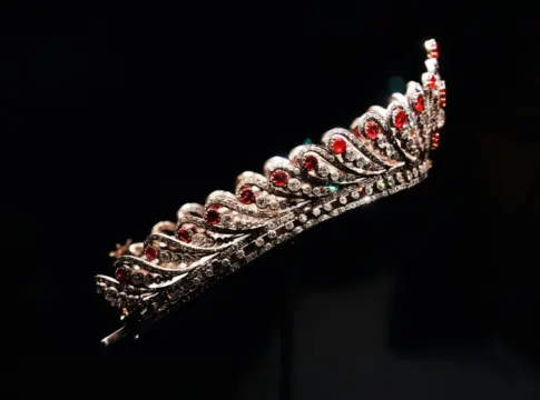 Tiara con piedras rojas y transparentes tiara real subasta