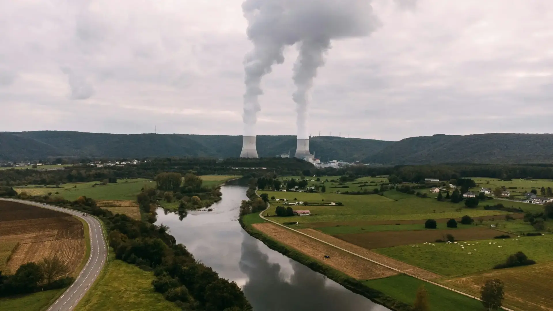 Torres de refrigeración junto a un río récord de consumo de carbón