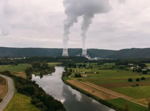 Torres de refrigeración junto a un río récord de consumo de carbón