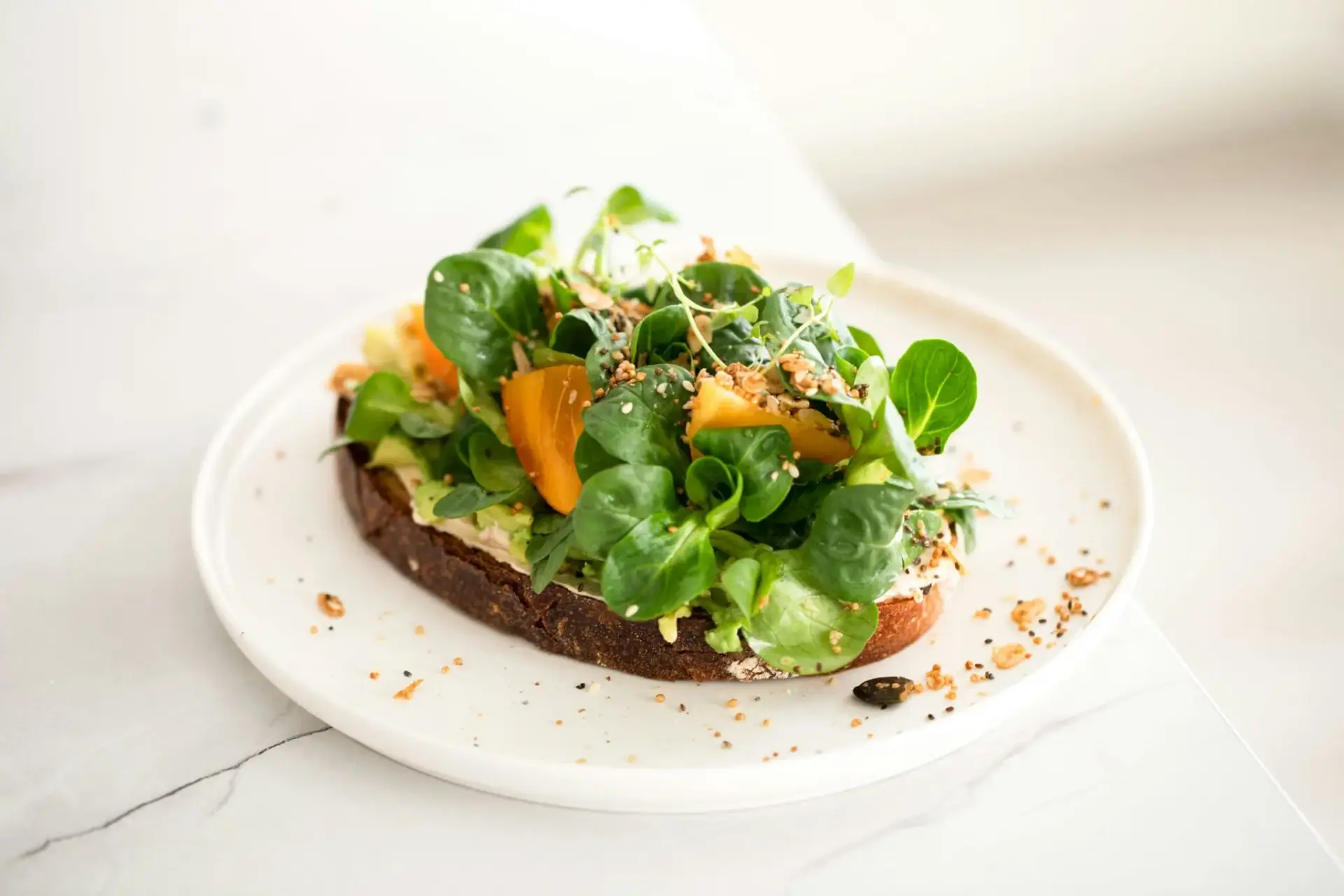 Tostada cubierta de hojas y semillas alimentos ricos en potasio