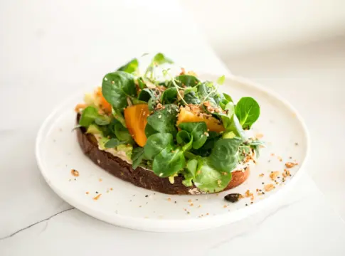 Tostada cubierta de hojas y semillas alimentos ricos en potasio