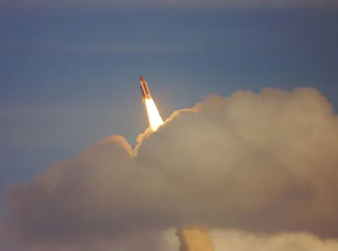 Transbordador espacial en ascenso JPL 90 años