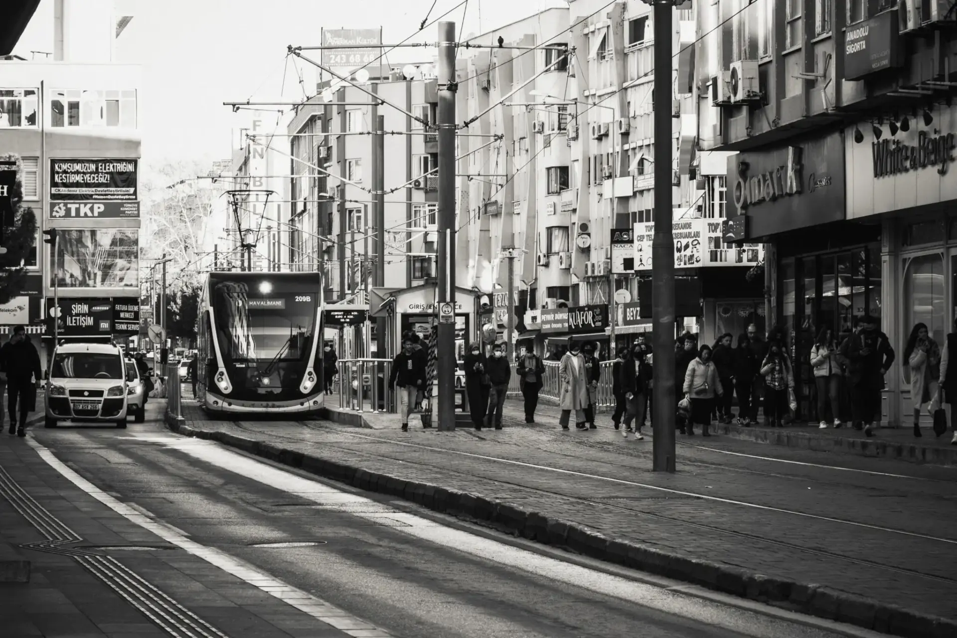 Tranvía en una calle urbana tranvía Diagonal Barcelona