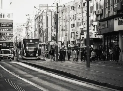 Tranvía en una calle urbana tranvía Diagonal Barcelona