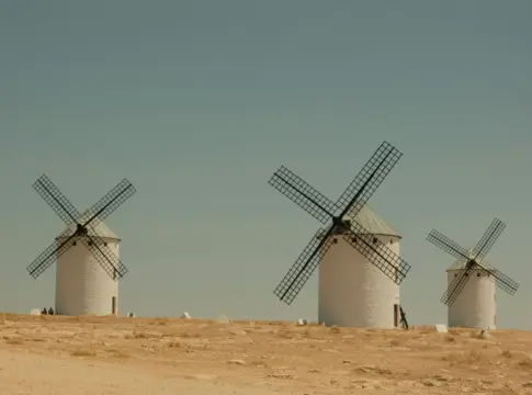 Molinos de viento en paisaje árido vertidos renovables España
