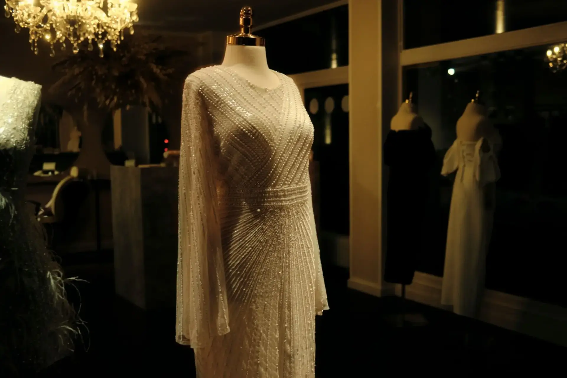 Vestido blanco adornado sobre un maniquí moda de archivo