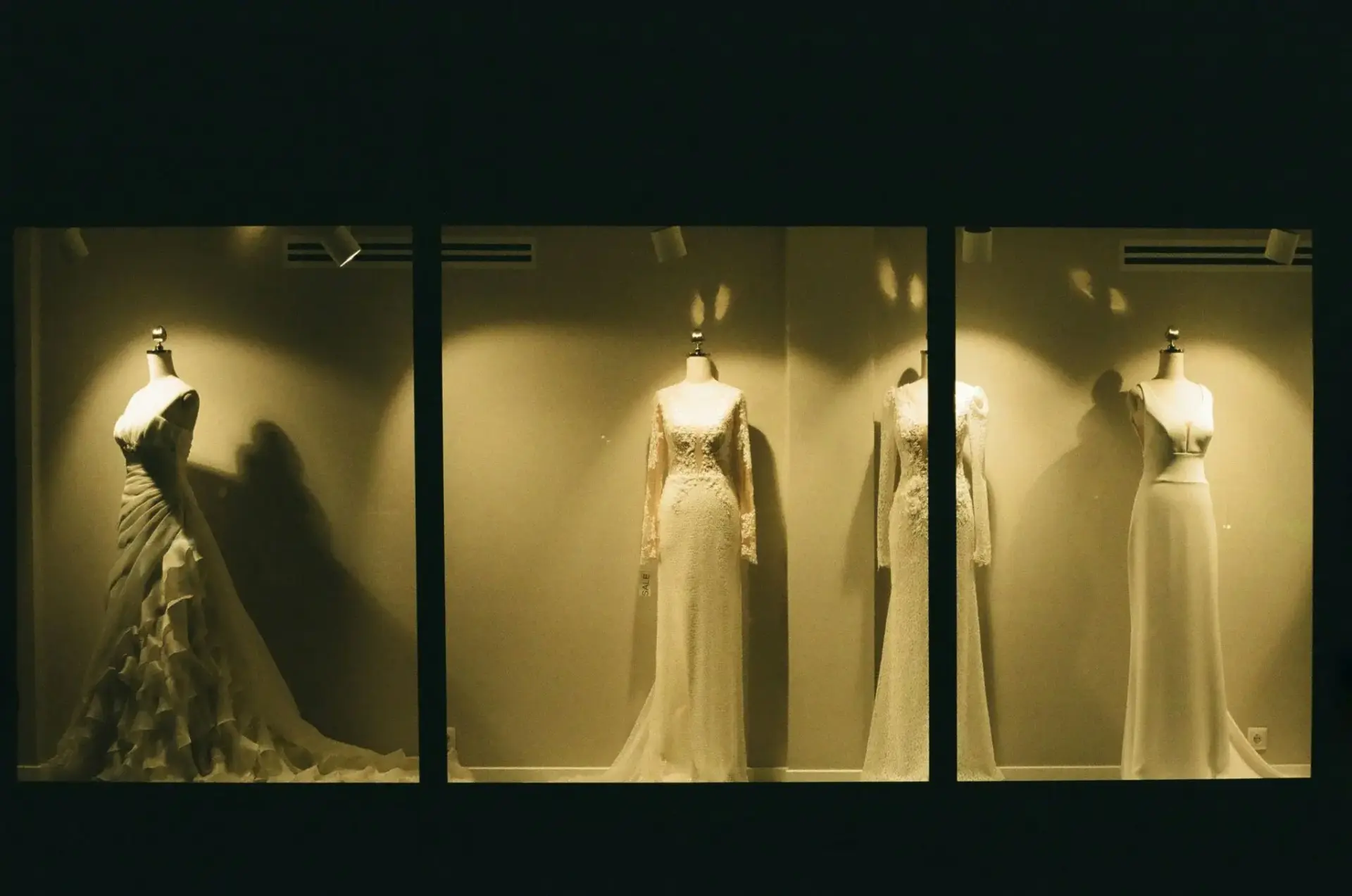 Vestidos largos en una vitrina iluminada moda de archivo inversión