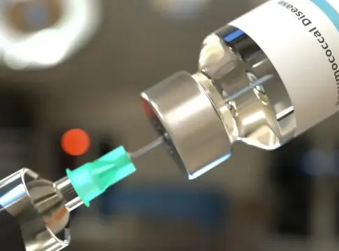 Vial y jeringa de vacuna Jeringa junto a un vial etiquetado como vacuna contra la enfermedad neumocócica