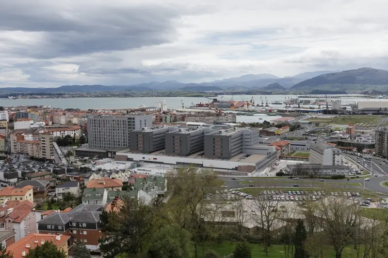 Vista aérea del complejo hospitalario de Valdecilla, con la bahía y montañas al fondo