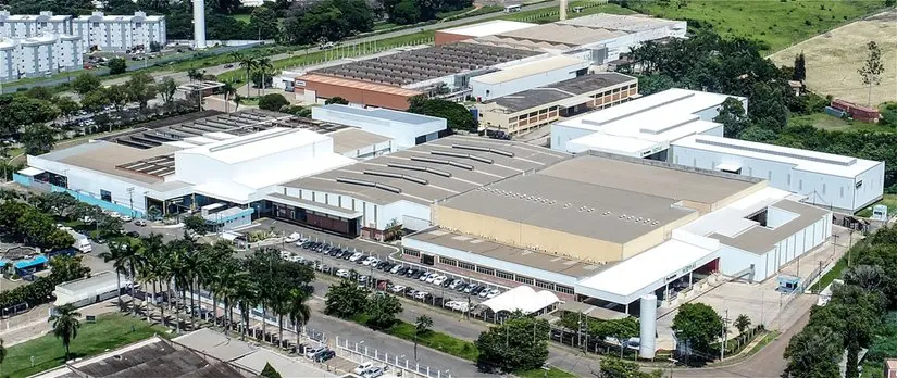 CIE Automotive cotiza a precio de saldo: Renta 4 le ve un potencial del 40% pese a la debilidad del automóvil 2 Merca2 Vista aérea de un complejo industrial con naves, estacionamiento, árboles y áreas verdes. Fuente: CIE Automotive