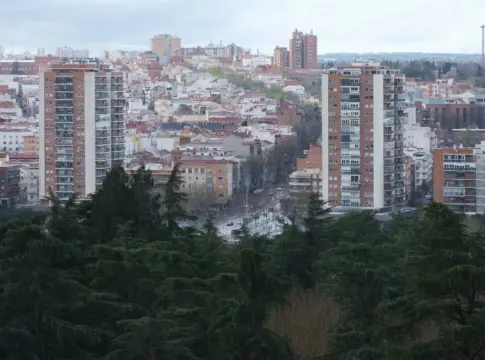 Edificios residenciales entre árboles eje lujo A-6 Madrid